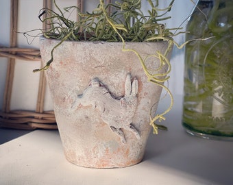 VINTAGE ENGLISH GARDEN Pot With Small Bunny