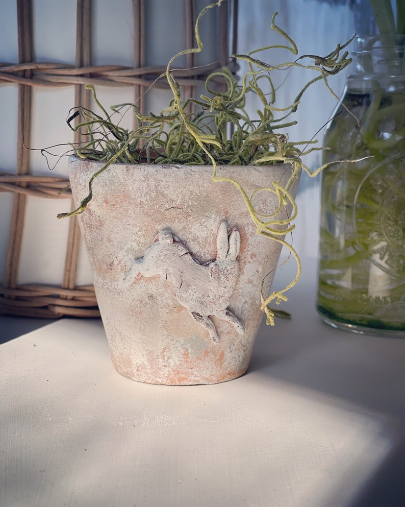 VINTAGE ENGLISH GARDEN Pot With Small Bunny image 1