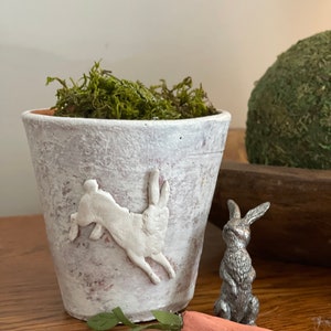 VINTAGE ENGLISH GARDEN Pot With Small Bunny image 2