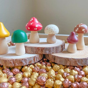 Mini Natural Realistic Wooden Mushrooms set of 6 / Montessori Waldorf Sensory Loose Parts Toy Play / Pretend Play / Nursery Forest Decor