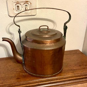 Vintage Copper Kettle with Arched Handle – Rustic Farmhouse Decor