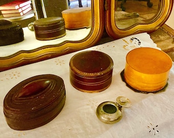 Juego de 4 accesorios de tocador vintage: cajas de cuero, polvera de celuloide y cenicero plateado.