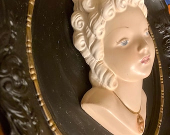 Placa de pared vintage de yeso con camafeo: gran relieve de busto de yeso sobre placa negra.