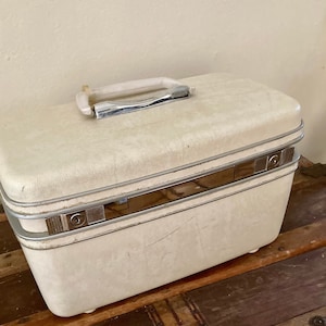 Vintage Samsonite Silhouette Train Case – Cream Marbled Vinyl