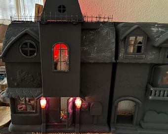 Haunted Horror Movie Dollhouse: Spooky Miniature Collectible
