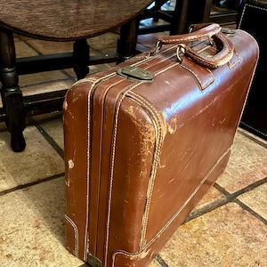 Valigia vintage in pelle Wheary – Valigia da viaggio rigida effetto invecchiato con maniglie e chiusure – Decorazione rustica o accessorio fotografico