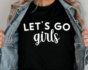 Peut inclure: T-shirt noir avec un texte blanc qui dit "Let's go girls".