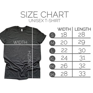 Peut inclure: Tableau des tailles pour un t-shirt unisexe. Le tableau indique les mesures de largeur et de longueur en pouces pour les tailles S, M, L, XL, 2XL et 3XL.
