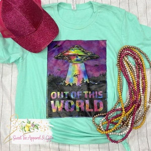 Out of this world t-shirt - UFO shirt - Alien shirt - Gift idea for friend - Flying saucer shirt