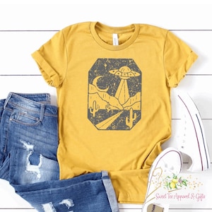Flying saucer desert scene t-shirt - UFO shirt - Alien shirt - Gift idea for friend - Flying saucer shirt - Cute t-shirt - Graphic