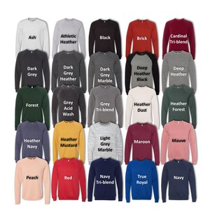 Op de afbeelding: Een selectie van 20 verschillende gekleurde sweatshirts met ronde hals. De kleuren omvatten as, atletiek heather, zwart, baksteen, kardinaal tri-blend, donkergrijs, donkergrijs heather, donkergrijs marmer, diep heather zwart, diep heather, bos, grijs zuur wassen, grijs tri-blend, heather stof, heather bos, heather marine, heather mosterd, lichtgrijs marmer, bordeaux, mauve, perzik, rood, marine tri-blend, true royal en marine.