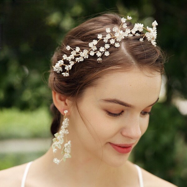 Vigne mariée fleurs, couronne à fleurs et perles stimulées, boucles d’oreille fleurs, long earrings, accessoires cheveux mariage, Bridal