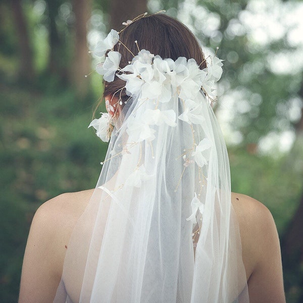 Voile de mariage blanc avec casque florale voilé, tiare cheveux mariée, Bridal veil with hair accessories, couronne mariée, bridal earring