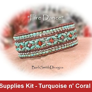 Può includere: Un kit per braccialetto con perline turchesi e corallo con il titolo "Fire Dance" e il testo "BarbSmithDesigns" sull'immagine. Il kit è per realizzare un braccialetto con perline turchesi e corallo.