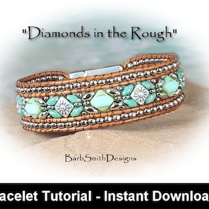 Peut inclure: Un bracelet en cuir marron avec des perles argentées et turquoise. Le bracelet a un fermoir et est décoré d'un motif de perles. Le texte "Diamonds in the Rough" et "Barb Smith Designs" est visible sur l'image.