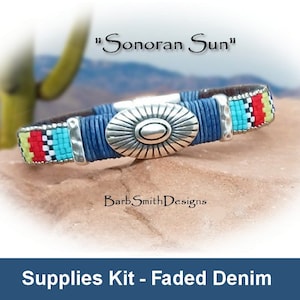 Può includere: Un kit per braccialetto con perline, un ciondolo a forma di sole argentato e un cordoncino in denim sbiadito. Il kit include tutti gli accessori necessari per realizzare un braccialetto. "Sonoran Sun" è scritto sopra il braccialetto.