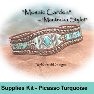 Può includere: Un kit per braccialetto turchese e argento con il testo "Mosaic Garden... Mantrakia Style!" e "Barb Smith Designs". Il kit si chiama "Supplies Kit - Picasso Turquoise".