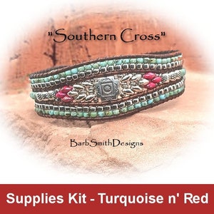 Può includere: Un kit per braccialetto con perline turchesi e rosse con un ciondolo d'argento e il testo "Southern Cross" e "Barb Smith Designs". Il kit si chiama "Supplies Kit - Turquoise n' Red".