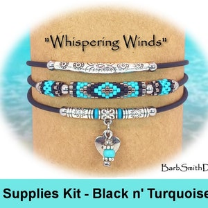 Pode incluir: Um kit de suprimentos para fazer um bracelete de contas com contas pretas e turquesa, espaçadores prateados e um berloque de coração prateado. O kit se chama "Whispering Winds" e é feito por Barb Smith Designs.