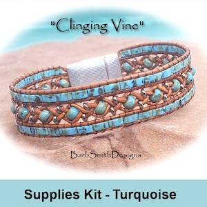 Può includere: Un kit per braccialetto in pelle color turchese e marrone con una chiusura argentata. Il kit si chiama "Clinging Vine" ed è per realizzare un braccialetto.