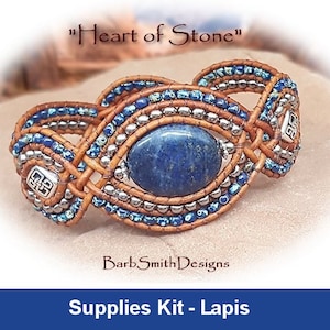 Può includere: Un kit per braccialetto con perline con una pietra di lapislazzuli, perline argentate e cordoncino in pelle marrone. Il kit si chiama "Heart of Stone" e è disponibile da BarbSmithDesigns.