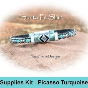 Può includere: Un braccialetto in pelle nera con perline turchesi e argentate, chiusura argentata. Il braccialetto è etichettato "Santa Fe Slim" e fa parte di un kit di forniture per la realizzazione del braccialetto.