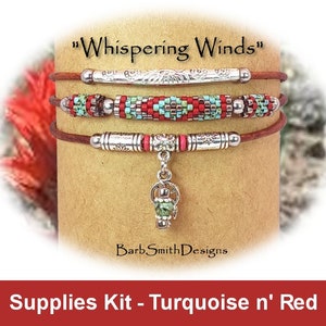 Può includere: Un kit di forniture per un braccialetto con perline turchesi e rosse, cordoncino in pelle marrone e dettagli in metallo argentato. Il kit si chiama "Whispering Winds" ed è di BarbSmithDesigns.