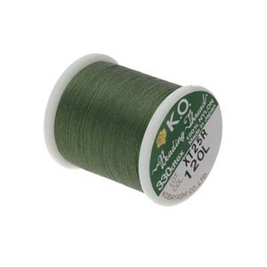 Pode incluir: Uma bobina de fio de nylon verde para miçangas, com a etiqueta "K.O. Beading Thread 330dtex 100% Nylon Made in Japan  LOT XT25R COL 120L KOBAYASHI CO.LTD."