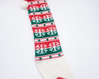 Calcetín navideño vintage tejido a mano de 63,5 cm de largo con copos de nieve rojos, verdes y blancos.