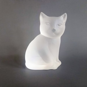 Nybro Briefbeschwerer, Milchglas sitzende Katze, Vintage Sammler Briefbeschwerer Figur