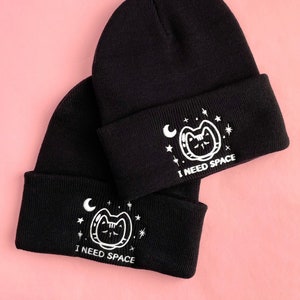 Necesito espacio, gorro de astronauta con gato, gorro unisex negro bordado para adultos, gorro de punto con puños y bordado que brilla en la oscuridad para introvertidos