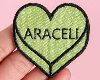 Nom, mot ou date personnalisés à repasser sur l&#39;écusson pour chapeaux, sacs à main, sacs à dos, etc. Badge en forme de coeur en bonbon à coudre. Broderie personnalisée. Idée cadeau mignonne