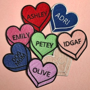 Personalisierter Name, Wort oder Datum Eisen auf Patch für Hüte, Geldbörsen, Rucksäcke, etc. Candy Heart Sew on Badge. Kundenspezifische Stickerei. Niedliche Geschenkidee