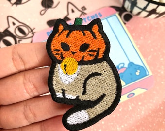 Strykmärke med pumpakatt för kläder, ryggsäckar, väskor etc. Broderi med Halloween-kostym, sy-på-märke med Jack O'Lantern-katt. Söt presentidé