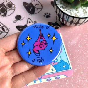 Vernauwing op een Taki-speld, terugknop voor kleding, rugzakken, tassen, enz. 2,25 inch grappige sarcastische speld voor kous en goodiebag, cadeau takis-liefhebber