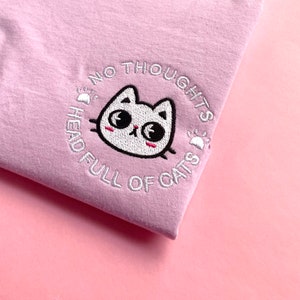 Camiseta unisex ligera con bordado de gato, ideal para adultos, con la cabeza llena de gatos. Camiseta bordada con gatito de dibujos animados. Regalo ideal para amantes de los gatitos.