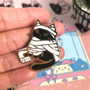 LIMITED B Grade Mummy Cat Pin, Halloween Enamel Pin, Kawaii Cat Costume Lapel Pin, Spooky Tp kitten Jacket Badge, Funny Gift for Cat Lovers,