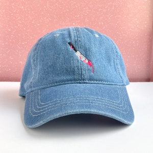 Blutiges Messer gestickter Hut mit verstellbarem Riemen zurück, Unisex für Erwachsene, rosa Blut-Baseballmütze für Halloween, gruseliges & Goth-Stickereigeschenk