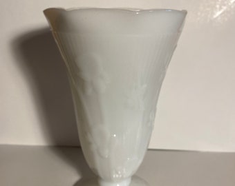 Vaso in vetro bianco vintage