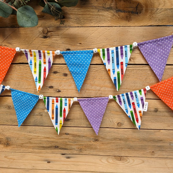 CRAYONS DE COULEURS: Banderole, bannière de triangles colorés à suspendre, fanions décoratifs écologiques et réutilisables.