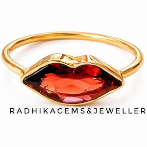 Anel de lábios de granada vermelha: anel de beijo banhado a ouro e prata esterlina 925, anel de beijo de lábios de granada, anel de granada feito à mão, anel de noivado para lábios para ela