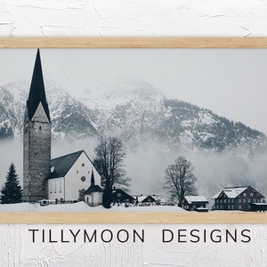 Winter-Rahmen-TV-Kunst, Kirchendorf und Schnee-Berge-Kunst für Samsung-Rahmen-TV-Kunst