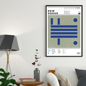 以下が含まれることがあります： 「New Order」のバンドのポスター。上部に「Movement」の文字。ポスターは、青い幾何学模様が描かれたグレーの背景です。ポスターには、バンドメンバーの名前やその他の詳細が含まれています。