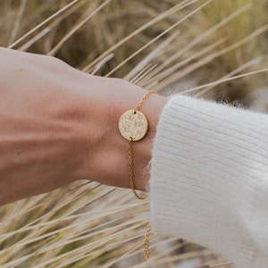 Set aus 2 Jahrestags-Sternkartenarmbändern, Konstellationskartenarmbändern, Sternenkarte nach Datum und Ort, Paargeschenk, gravierte Münzarmbänder