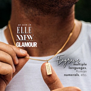 Peut inclure: Un collier doré avec un pendentif rectangulaire. Le pendentif porte des coordonnées gravées et les mots "Engrave multiple languages, Roman numerals, etc." L'image comprend également le texte "ELLE NYFW GLAMOUR."