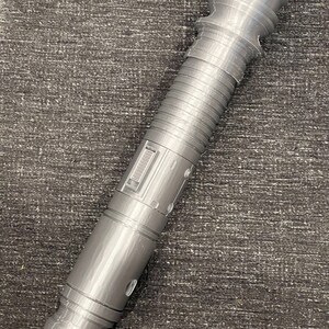 Star Wars Ki Adi Mundi Rottami metallici per Star Wars Galaxy&#39;s Edge Savi&#39;s Workshop Lightsaber FILE DIGITALI