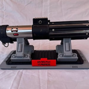 Star Wars Lichtschwert Ständer mit Charakter Plakette