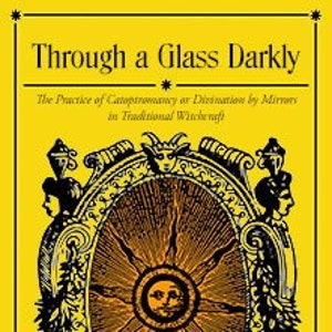 Könnte beinhalten: Ein Buchcover mit gelbem Hintergrund und einer schwarz-goldenen Illustration einer Sonne mit einem Gesicht. Der Titel des Buches lautet "Through a Glass Darkly" und der Untertitel lautet "The Practice of Campanumancy or Divination by Mirrors in Traditional Witchcraft". Der Name des Autors ist "Oscar Tusk".