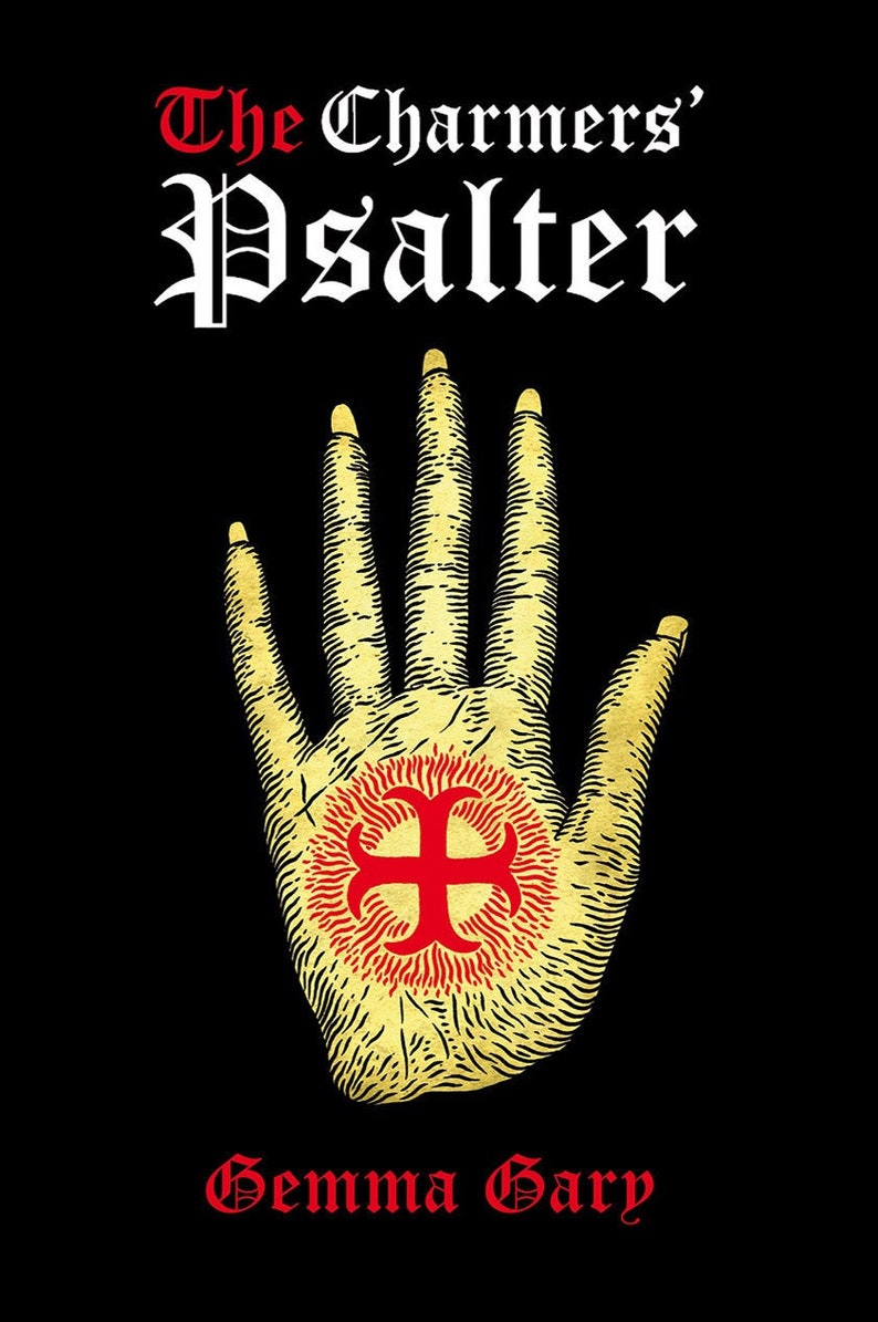 Pu&ograve; includere: Una copertina di libro in bianco e nero con il titolo "The Charmers' Psalter" in testo bianco. La copertina presenta un'immagine stilizzata di una mano con una croce rossa al centro del palmo. Il nome dell'autore, "Gemma Gary", &egrave; scritto in rosso nella parte inferiore della copertina.