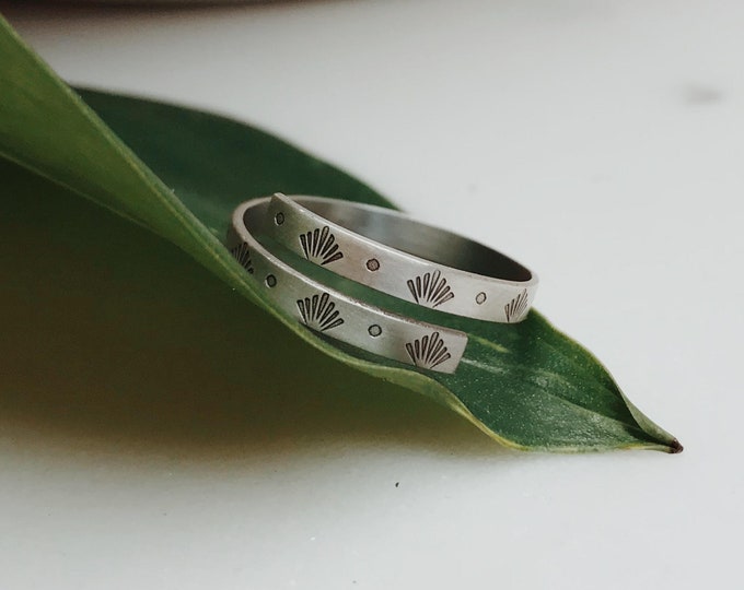 Boho shell - adjustable silver ring